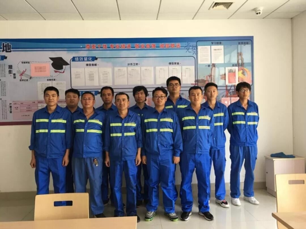 太仓鑫海码头员工换装工作服图片